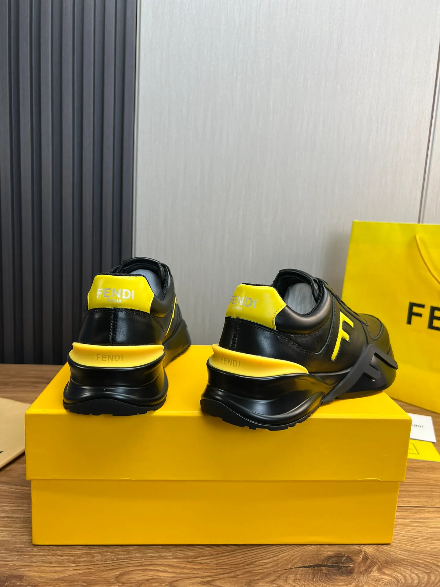 Men's shoes 💰520💰 Fendi [Fendi] hot style is on the market 🔥Fashionable casual men's shoes 🔱 Made of original cowhide + breathable mesh lining + sheepskin feet, perfect shape, top quality, you deserve it 🔜Original outsole, ultra-light, non-slip and wear-resistant 👣 Standard size 38-44 (customized in 45)